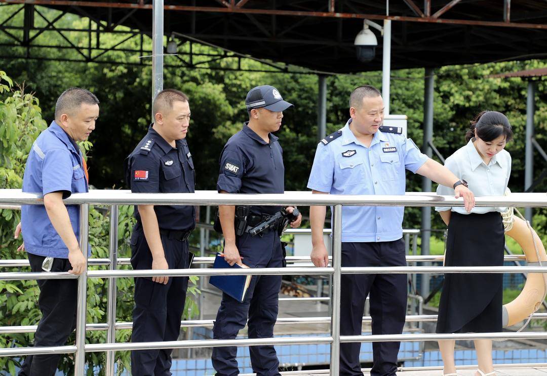 含泪送别!四川屏山县公安局副局长李虎办案途中坠江牺牲:“怕个啥<strong></p>
<p>以太坊币行情</strong>,干就是!”是他的口头禅