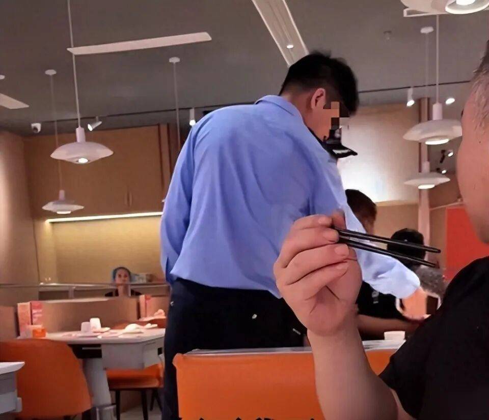 小伙和女友餐厅吃饭<strong></p>
<p>以太坊今天价格</strong>，被民警赶来戴铐带走；警方回应：其女友与一离家女孩“撞脸”，错抓已道歉