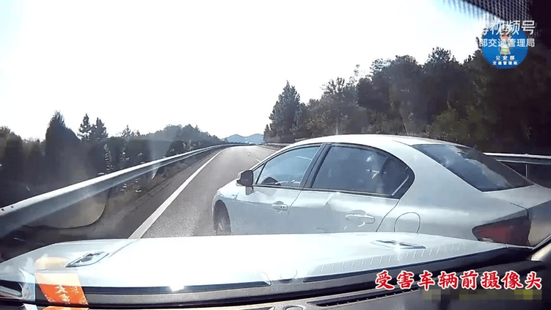 “我撒谎天打雷劈!”男子高速突然强行变道致翻车<strong></p>
<p>以太坊币价格今日行情</strong>,反诬赖对方