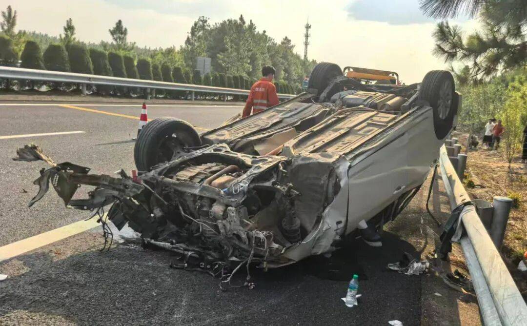 “我撒谎天打雷劈!”男子高速突然强行变道致翻车<strong></p>
<p>以太坊币价格今日行情</strong>,反诬赖对方