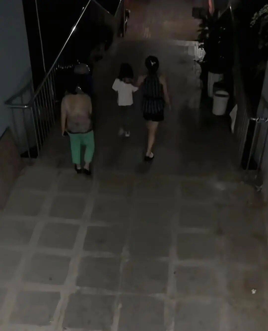 7岁女孩中秋节到同学家玩<strong></p>
<p>以太坊币价格今日行情</strong>,2天无人来接,警察上门发现,其单亲父亲已在家中离世……