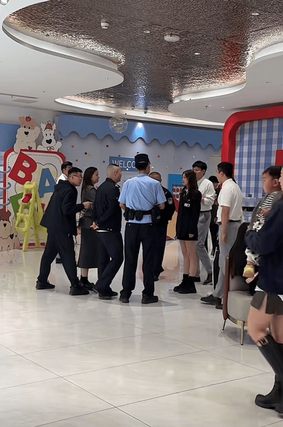 被网友莫名辱骂“上赶着当后妈”<strong></p>
<p>今日以太坊价格</strong>,江苏女子一年后“闯”对方婚礼要求道歉?当事人发声