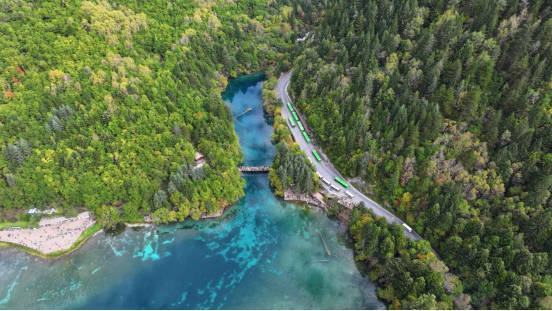 九寨沟：满山彩林如画 美景宛若人间仙境