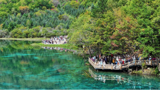 九寨沟：满山彩林如画 美景宛若人间仙境