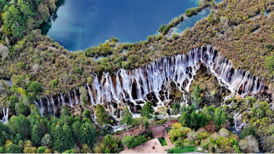 九寨沟：满山彩林如画 美景宛若人间仙境