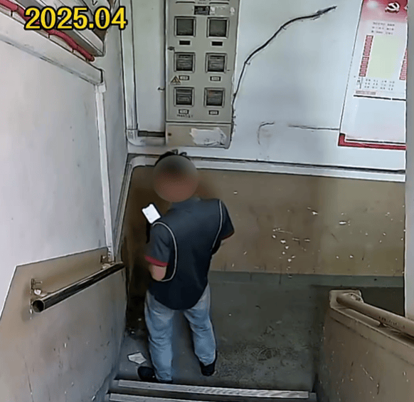 上海有外卖员在楼道看着监控继续尿尿<strong></p>
<p>以太坊行情最新价格</strong>！居民苦不堪言：第二天味道就上来了