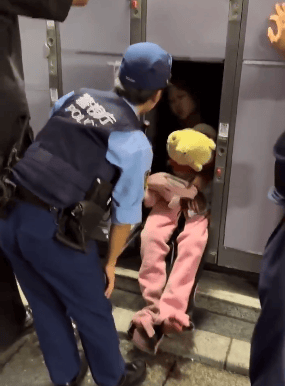 日本一女子钻街头寄存柜睡觉<strong></p>
<p>以太坊币的最新价格</strong>，睡衣玩偶拖鞋装备齐全