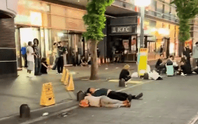 日本一女子钻街头寄存柜睡觉<strong></p>
<p>以太坊币的最新价格</strong>，睡衣玩偶拖鞋装备齐全