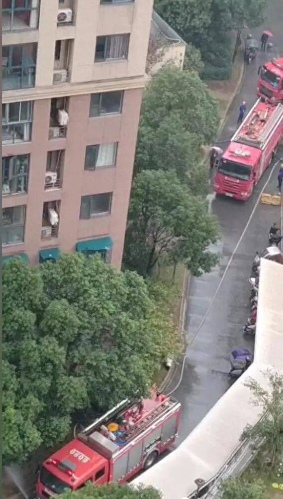 湖北孝感一小区33楼失火<strong></p>
<p>以太坊币的最新价格</strong>,消防栓无水,消消防员爬楼梯扑救?物业回应