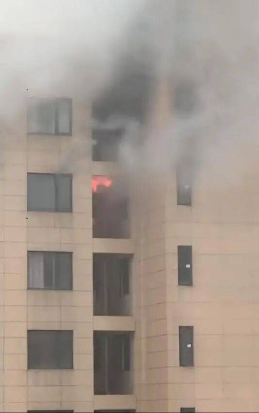 湖北孝感一小区33楼失火<strong></p>
<p>以太坊币的最新价格</strong>,消防栓无水,消消防员爬楼梯扑救?物业回应