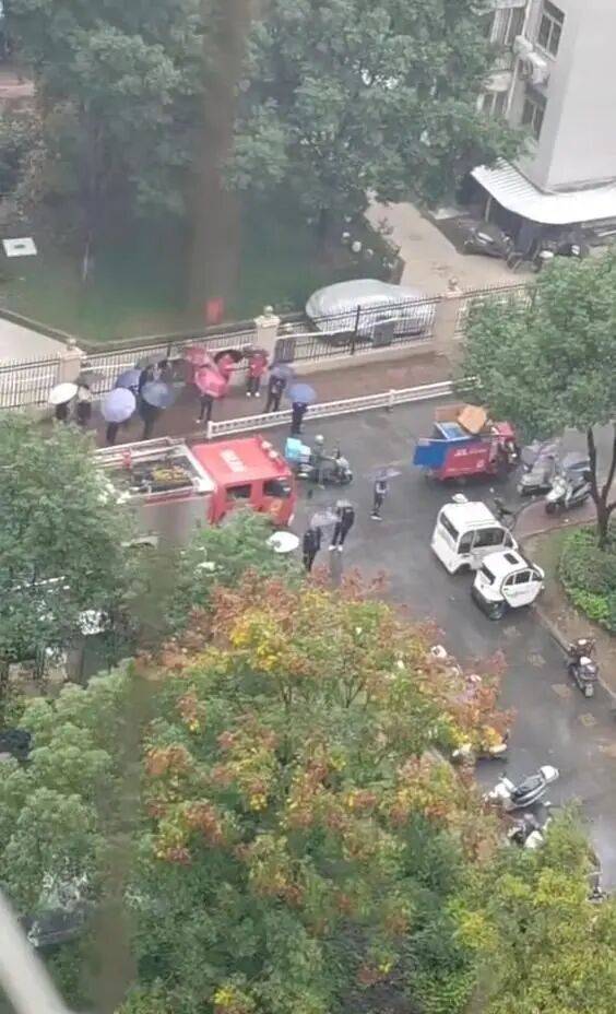 湖北孝感一小区33楼失火<strong></p>
<p>以太坊币的最新价格</strong>,消防栓无水,消消防员爬楼梯扑救?物业回应