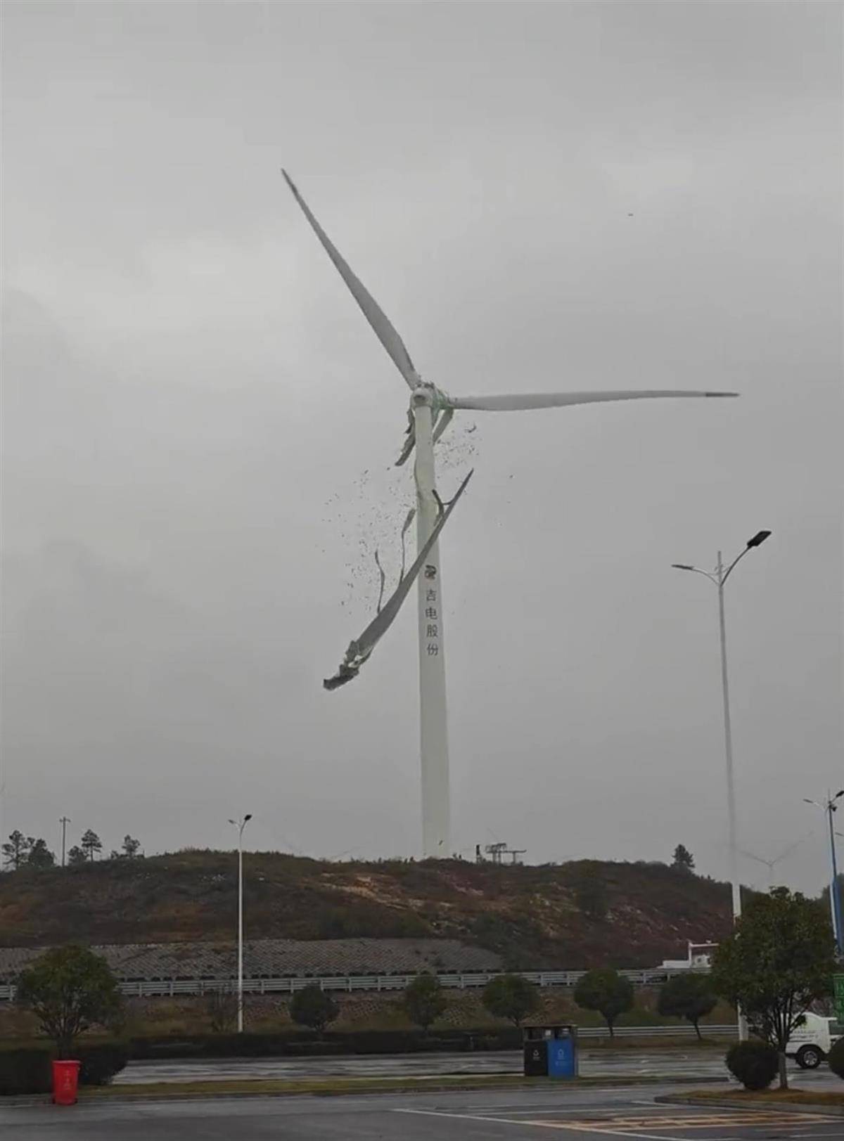 九江一架风力发电机叶片空中断裂<strong></p>
<p>以太坊代币查询</strong>，目击者称“玻璃纤维满天飞”，当地：正在处理